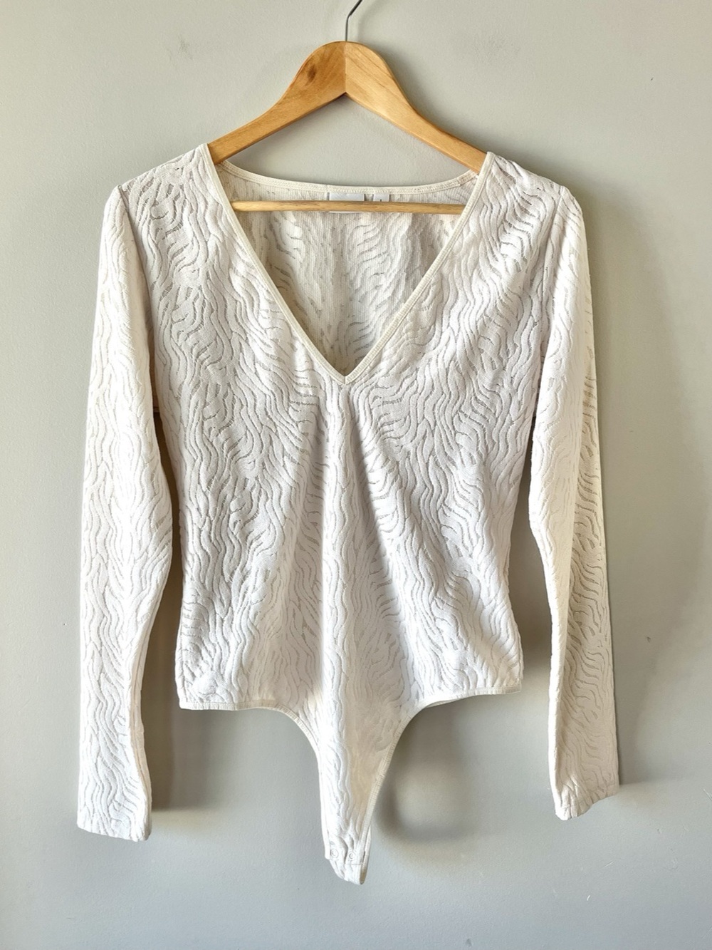 Aritzia Babaton Shapelace V-Neck Textured Bodysuit Longsleeve Cream Size Large